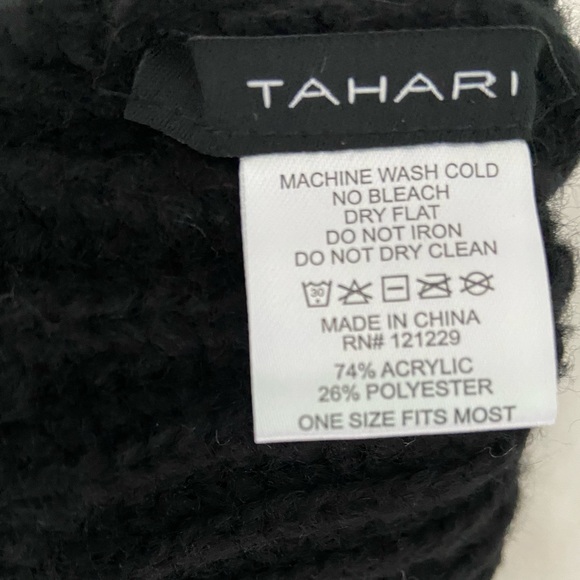 NWT Tahari Knit Pom-Pom Hat - Picture 4 of 4